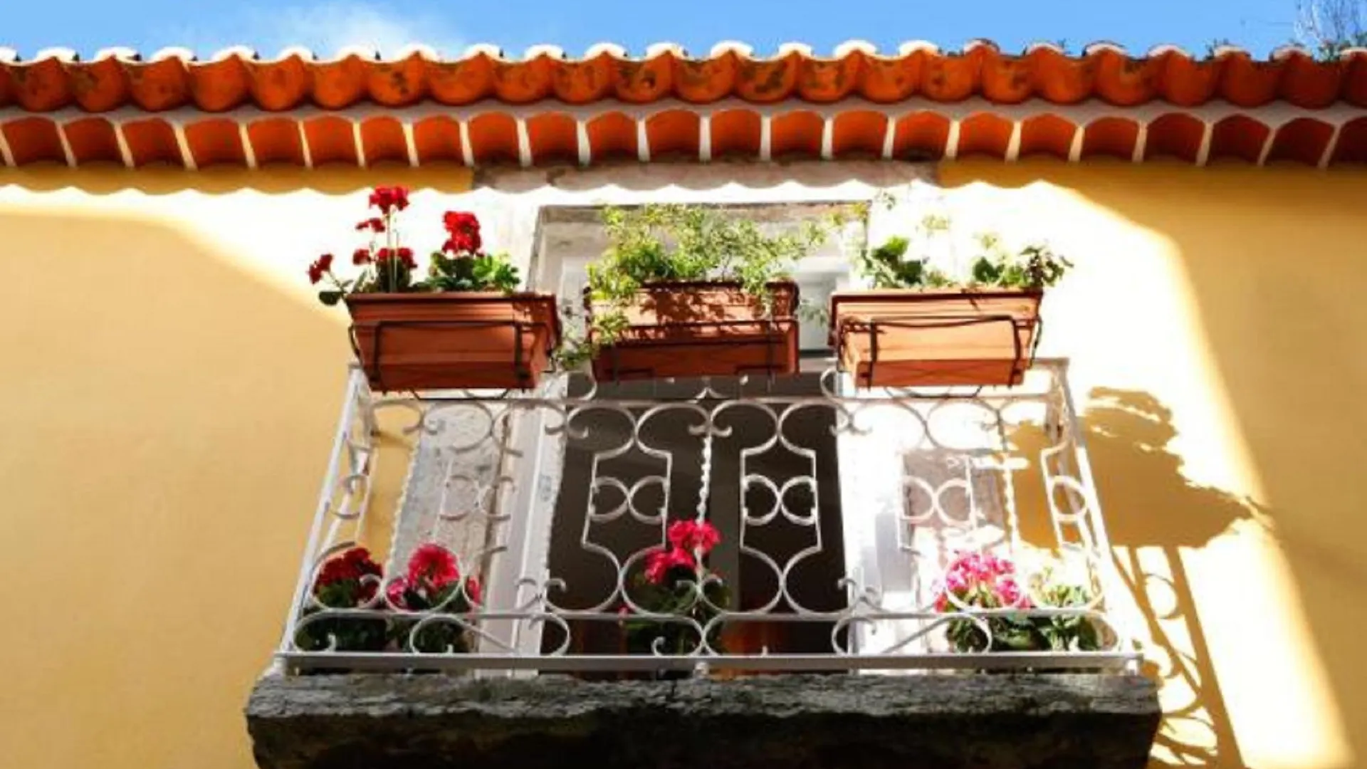 Alfama Yellow House Lisboa